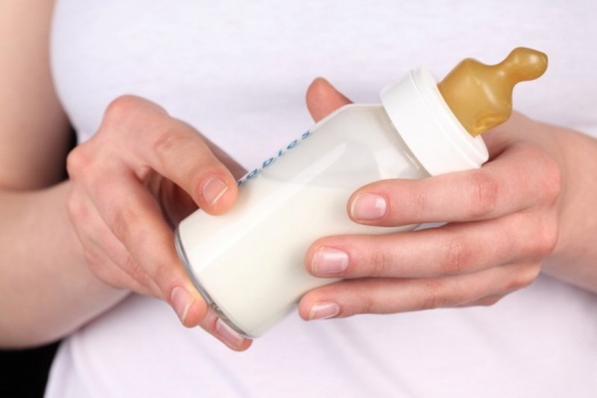 бутылочка со сцеженным грудным молоком
