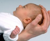 новорожденный на руках
