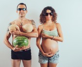 беременная с мужем с арбузом и дыней