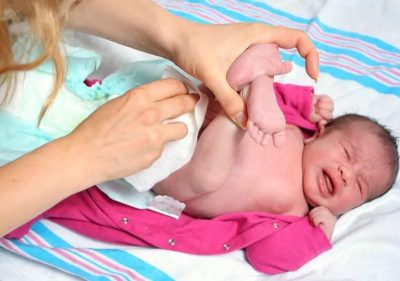 Смена подгузника новорожденному ребенку