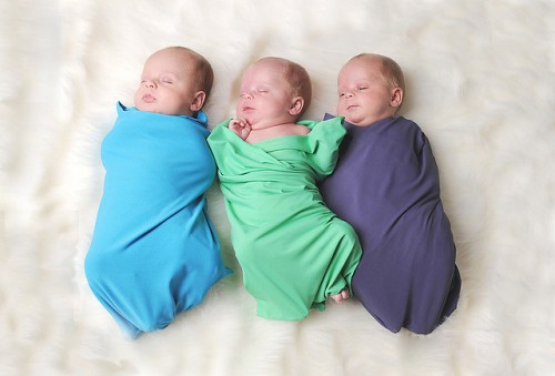 спеленутые младенцы тройняшки