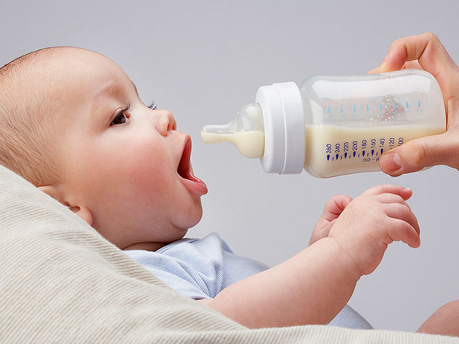 новорожденный ребенок с бутылочкой
